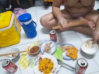 Em gái khoe lồn đang ngồi nhậu