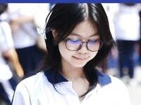 Lon học sinh non tơ tập tành thủ dâm