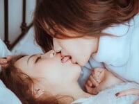 2 em gái less ấp nhau