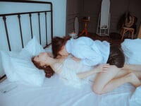 2 em gái less ấp nhau