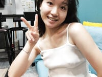 Nhà có đứa em gái mới lớn cứ thích phanh ngực thế này