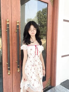 Bé hàng xóm cho xem vú