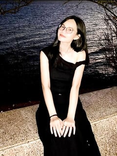 Em Vàng Hoàng Hân 2k1 kính cận tri thức