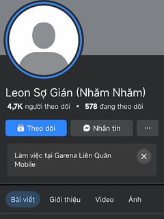 Bé gián show lồn