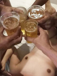 Uống bia địt tập thể haha