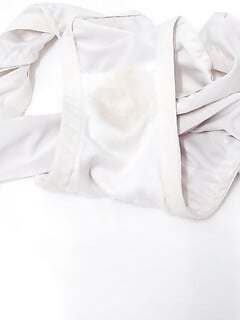 Quần lót áo ngực em họ mới đi sinh nhật về còn dính nước lồn