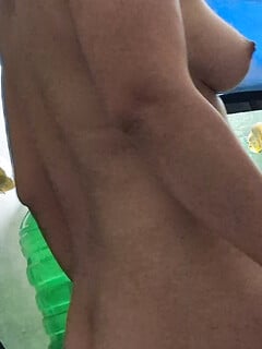 Vợ tui ở nhà k bận đồ