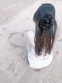 Em gái chụp với biển