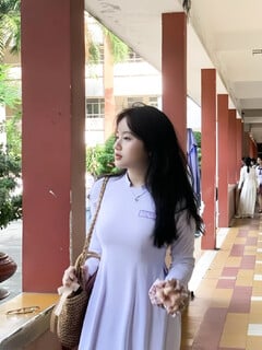 Sáng đi học tối về làm bồn chứa cho anh trai