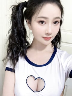 Nnian đã thể hiện một phong cách cosplay gợi cảm và sexy