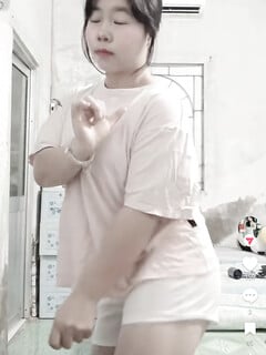 Có 1 clip em idol thảo nguyên tắm  hẹ hẹ hẹ