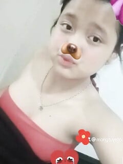 Em gái *** show vú