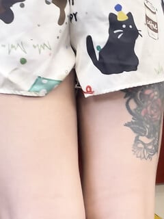 Đẹp gái vậy mà ra đường đéo mặc quần sì