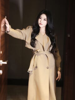 Album Thiên Thần SIA Thân Hình Cuốn Hút Sau Lớp Áo Gió