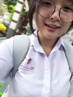 Bé ghệ học sinh