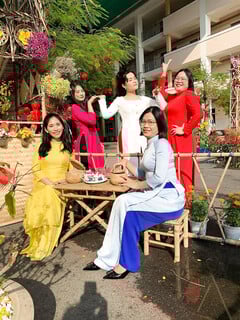 Cô giáo dạy văn dâm đãng