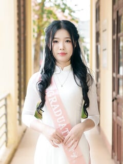 em hải yến mới 18 tuổi chụp kỉ yếu