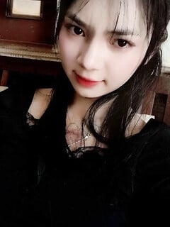 Vợ hàng xóm ngon đây. Chồng đi câu nên vợ buông thả.