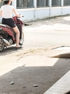 Em thì qua ban ngày ,chị thì hẹn tối