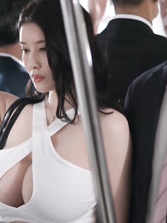 Cô Nàng áo trắng ngực to tròn