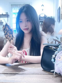 Anh nào cặc bự xuất tinh lên mặt con đĩ nứng lồn này với ạ