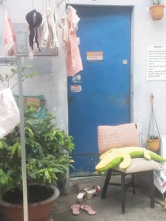 Nhin quan ao lot cua 2 me con chi phong ke ben nung qua.