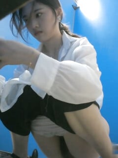 Chụp lén chị em đi đái