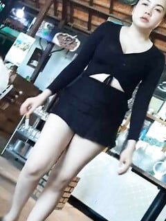 Bé nhân viên cà phê hớ hênh.quần váy quá ngắn