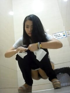 Chụp lén các em xinh đi đái