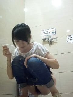 Chụp lén nữ sinh đi đái