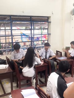 quay lén bạn cùng lớp