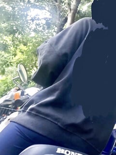 em gái mông đẹp ở bãi xe trường