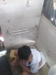 Lộ clip thằng bạn đi ỉa