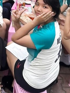 Mấy em gái NTMK trong bóng chuyền