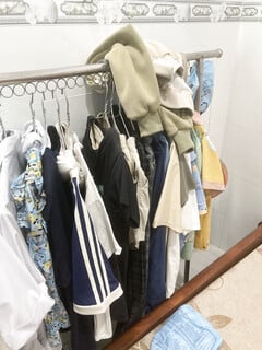 Qua nhà chở con bạn đi học lén vô phòng lúc nó đi tắm