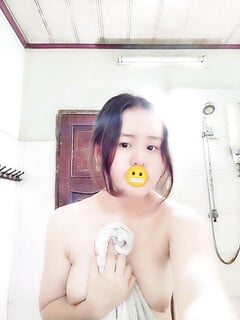 Con đĩ Phương Thuỳ 2008 nứng lồn cởi áo chụp vú cho trai xem