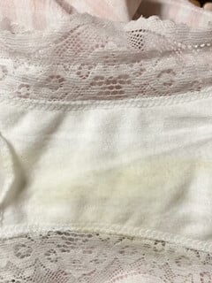 Sáng ngủ dậy đồ lót đầy nước