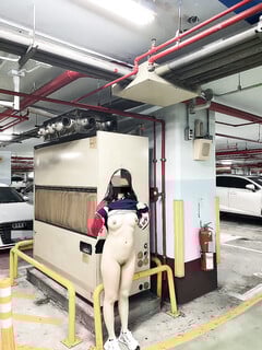 Thả rông khoe hàng giữa đường