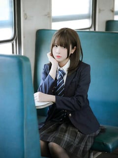 Nữ sinh nhật trên tàu điện