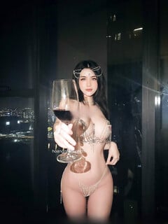 Hoàng Nhân Linh Chi hot girl dáng đồng hồ cát quyến rũ