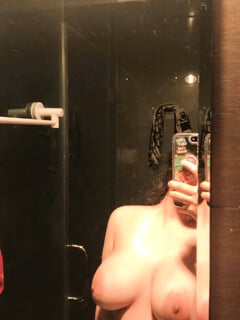 Tới mút vú em đi