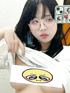 Cho mình xin bạn nào có hình info con bé 2k6 đeo kính cận