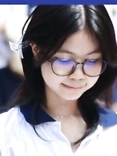 Lon học sinh non tơ tập tành thủ dâm